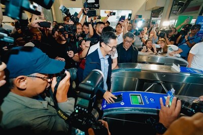 Philippine Transportation Secretary Vince Dizon, in partnership with other government agencies and private sector groups like leading fintech player GCash, leads the launch of the first open-loop ticketing system in one of the main railways of the country’s capital, Metro Manila. Philippine Transportation Secretary Vince Dizon, in partnership with other government agencies and private sector groups like leading fintech player GCash, leads the launch of the first open-loop ticketing system in one of the main railways of the country’s capital, Metro Manila.