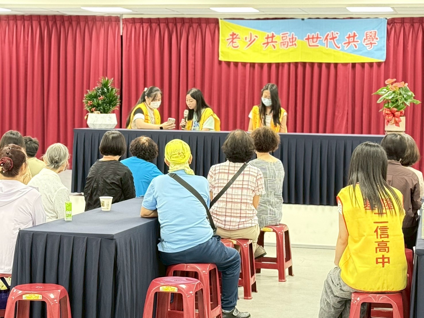 二信高中攜手五福里舉辦「老少共融世代共學」音樂體驗活動 4 LINE ALBUM 1140803拇指琴體驗 250803 13