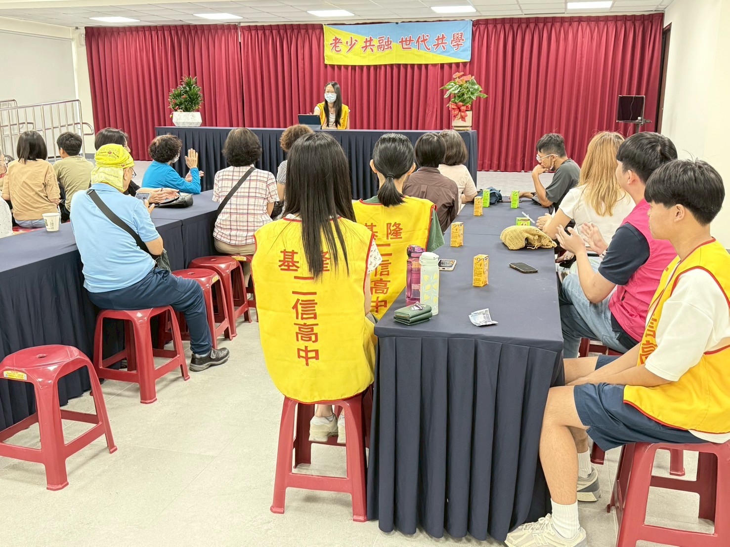 二信高中攜手五福里舉辦「老少共融世代共學」音樂體驗活動 7 LINE ALBUM 1140803拇指琴體驗 250803 14