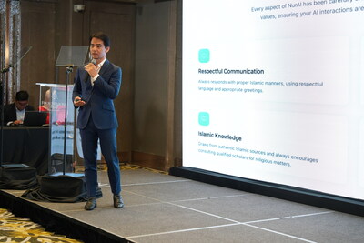 Zetrix聯合創辦人拿督法茲裡在推介禮上展示NurAI的功能。 Zetrix聯合創辦人拿督法茲裡在推介禮上展示NurAI的功能。