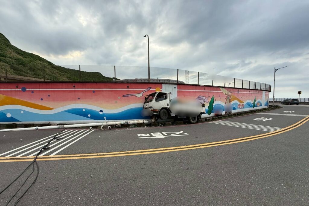 酒駕撞斷電桿影響通行 警迅速到場處置偵辦 2 MEITU 20250812 112552057