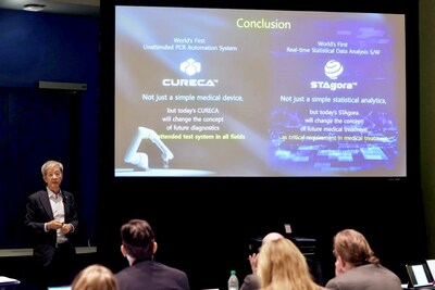 ［照片三］在2025年7月30日（當地時間）芝加哥ADLM 2025的一個記者招待會上，Seegene 的主席兼行政總裁Jong-Yoon Chun博士在介紹CURECA™和STAgora™。