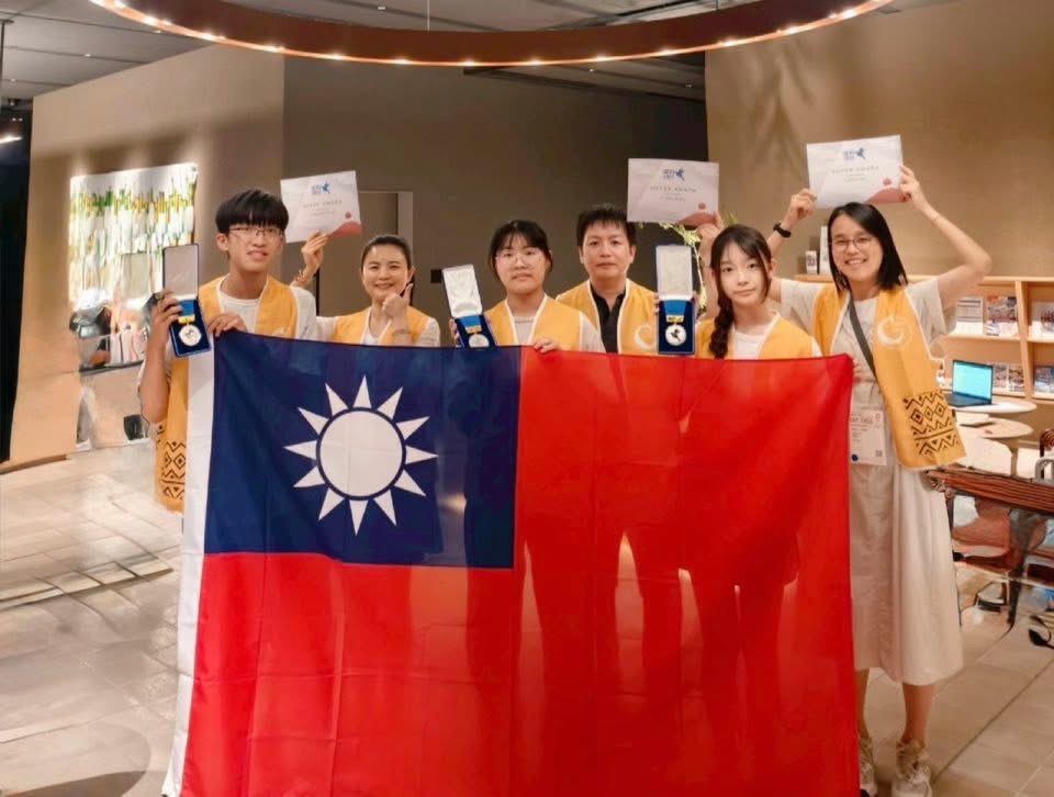 2025 IEYI世界青少年發明展基隆商工「多功能智慧藥盒」奪銀 3 S 40378414