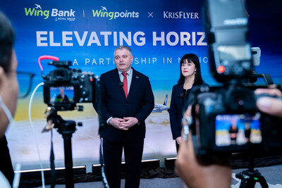 新加坡航空柬埔寨區總經理Berlinda Yong女士與Dmytro Kolechko博士在合作啟動儀式期間接受媒體采訪。