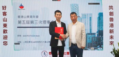 圖:第十四屆全國政協委員、香港山東社團總會會長朱新勝(右)和沈鵬(左) 圖:第十四屆全國政協委員、香港山東社團總會會長朱新勝(右)和沈鵬(左)