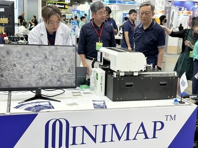 怡定興生醫董事長劉大佼博士(圖中)與健喬信元醫藥生技董事長林智暉(右一)於亞洲生技大展 怡定興生醫董事長劉大佼博士(圖中)與健喬信元醫藥生技董事長林智暉(右一)於亞洲生技大展