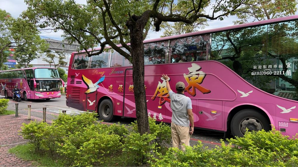 《圖說》宜蘭縣軍人服務站長何中南歡送陸軍軍事訓練役男，赴金六結營區服役。〈宜蘭軍服站提供〉