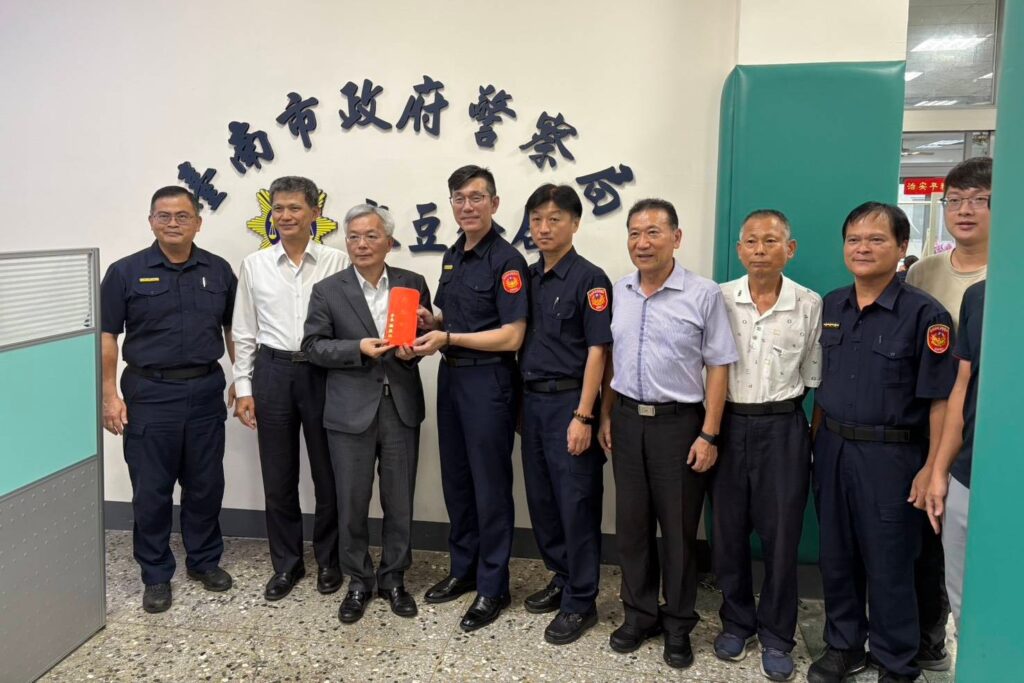 警政署長張榮興南下慰勞警察辛勞 肯定英勇救災表現 3 三 4