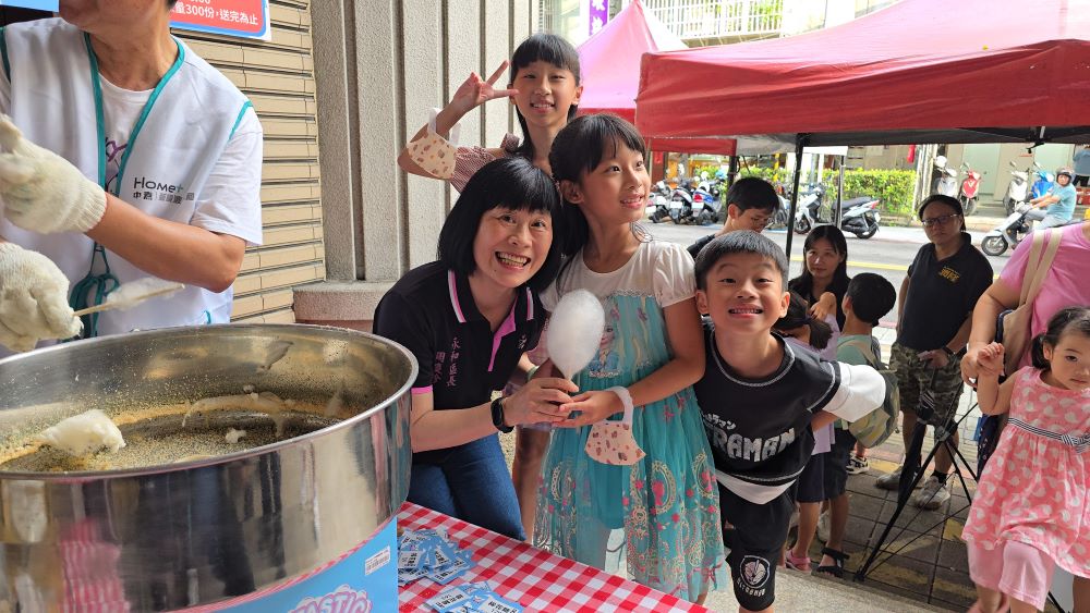 《圖說》永和區長周慶珍與小朋友合影。〈主辦單位提供〉