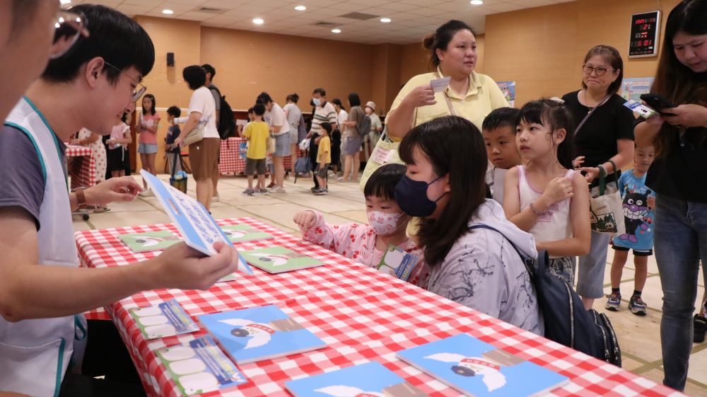 《圖說》活動人員引導小朋友回答問題。〈主辦單位提供〉