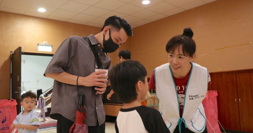 《圖說》小朋友參加防詐闖關活動回答問題拿小禮物。〈主辦單位提供〉