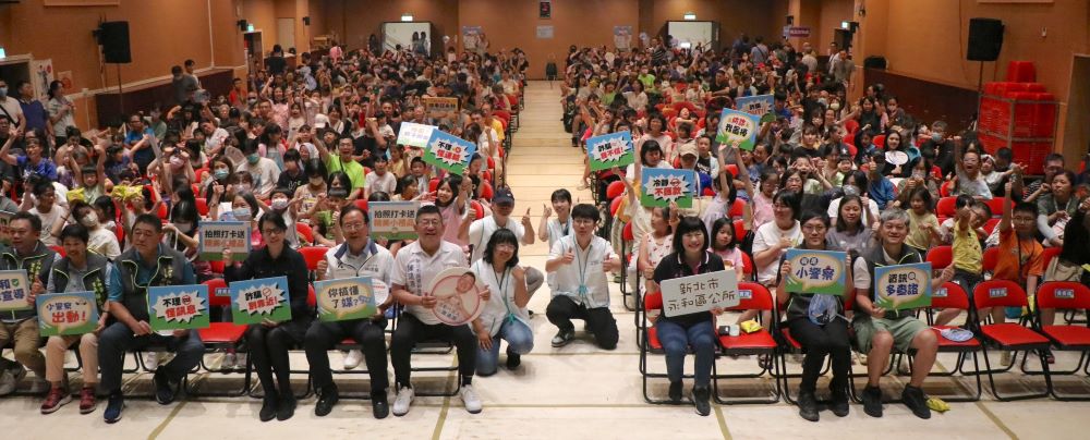 《圖說》仲夏親子電影院合照，前排左4起；永和分局長蔣叔君、立法委員林德福〈前排左5〉、副議長陳鴻源〈前排左6〉。〈主辦單位提供〉