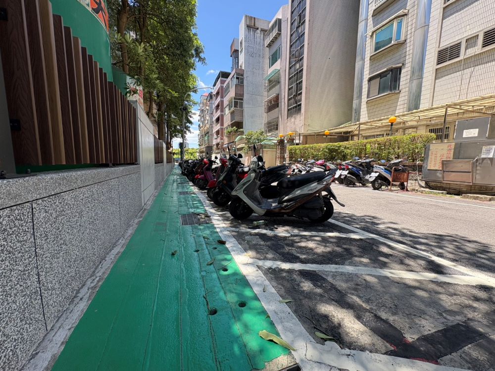 《圖說》標線型人行道及斜向機車格。〈交通局提供〉