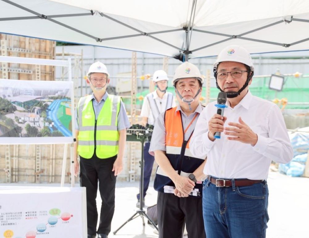 《圖說》侯友宜市長表示，永平國小地下停車場設連通道與捷運萬大中和線連接，力拚115年完工，右二交通局長鍾鳴時。〈交通局提供〉