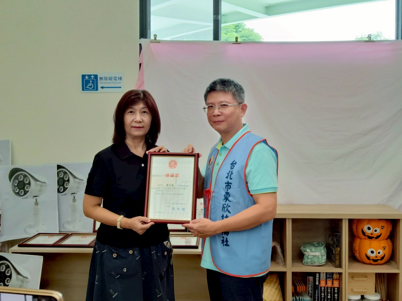 伊甸基隆區長李蓮致贈感謝狀予台北市東欣扶輪社蔡宗展社長