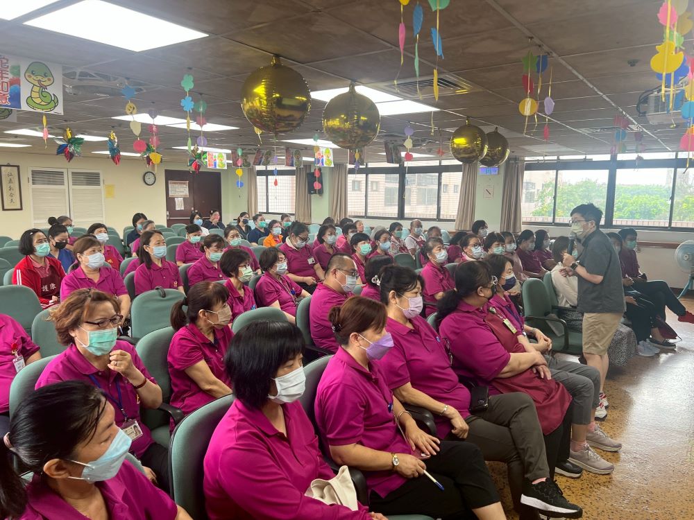 《圖說》八德榮家第一線照護人員用心聆聽講授內容。〈八德榮家提供〉