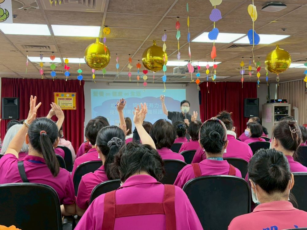 《圖說》許惠雯營養師講授「吃得對、照顧更有力」課程互動熱絡。〈八德榮家提供〉