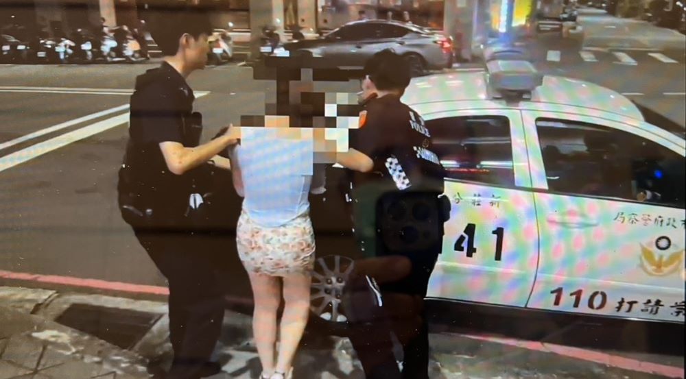 違規拒檢撞警逃逸 女駕駛遭圍捕送辦 1 《圖說》違規拒檢撞警逃逸,侯女依涉嫌妨害公務罪嫌查辦。〈新莊分局提供〉