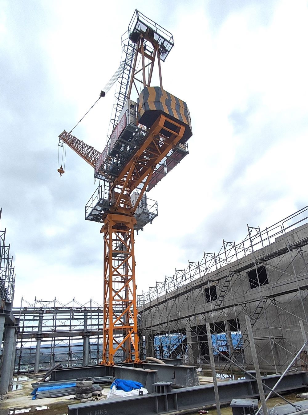 《圖說》塔式起重機應釋放旋轉煞車馬達，避免吊臂負載過大。〈勞工局提供〉