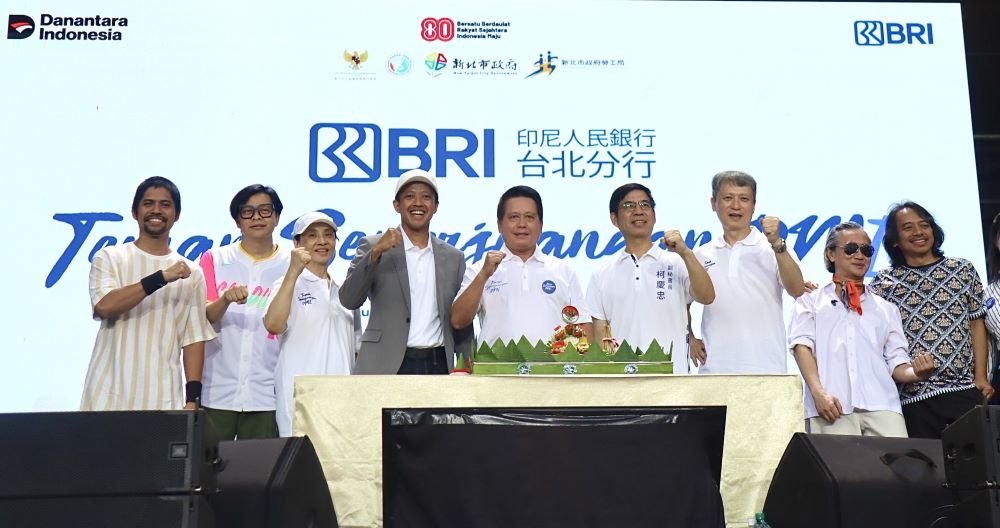 《圖說》新北市勞工局攜手印尼經濟貿易代表處，今日下午在市民廣場共同舉辦「2025印尼移工文化嘉年華」。右四新北市府副秘書長柯慶忠、右三勞工局長陳瑞嘉。〈勞工局提供〉