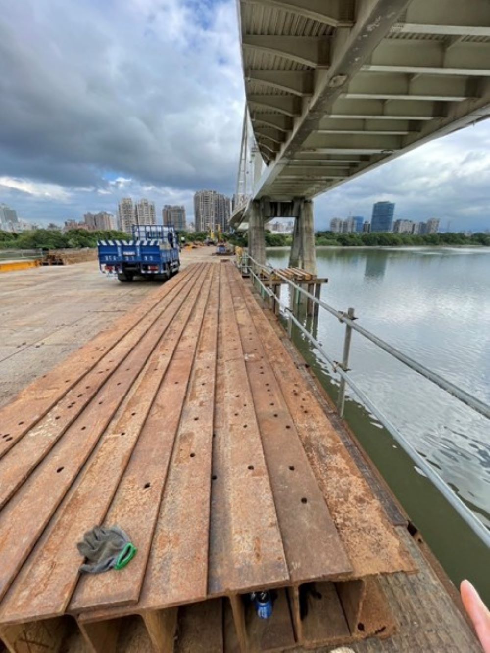 《圖說》鄰水作業應設置工作圍欄，並準備救生衣、救生索及救生筏。。〈勞工局提供〉