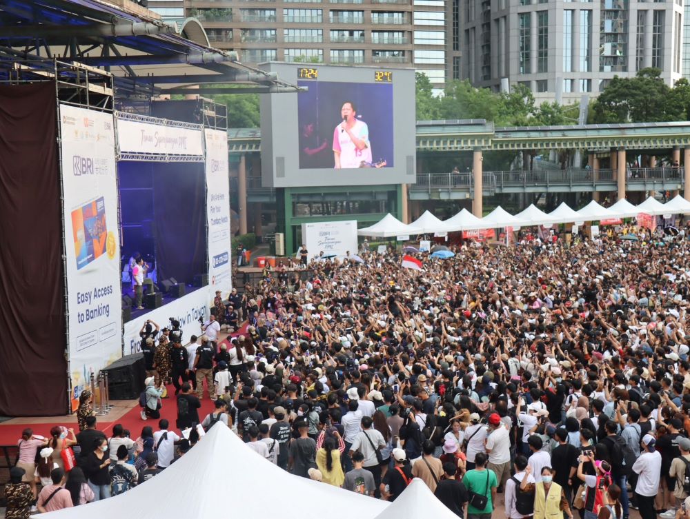《圖說》2025印尼移工文化嘉年華 「印尼五月天」GiGi樂團熱唱，破萬粉絲擠爆市民廣場。〈勞工局提供〉