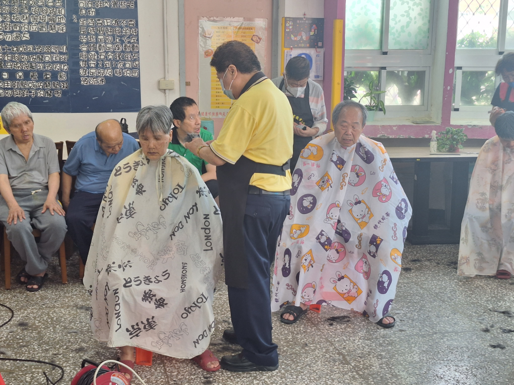 行善風雨無阻 新北髮藝造型工會八療義剪11年 2 《圖說》髮藝工會義剪照片。〈勞工局提供〉