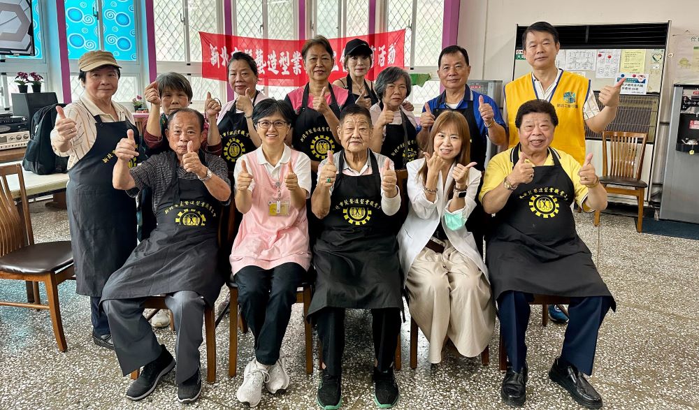 行善風雨無阻 新北髮藝造型工會八療義剪11年 1 《圖說》新北市髮藝造型業職業工會與八里療養院護理之家院區護理長合照。〈勞工局提供〉