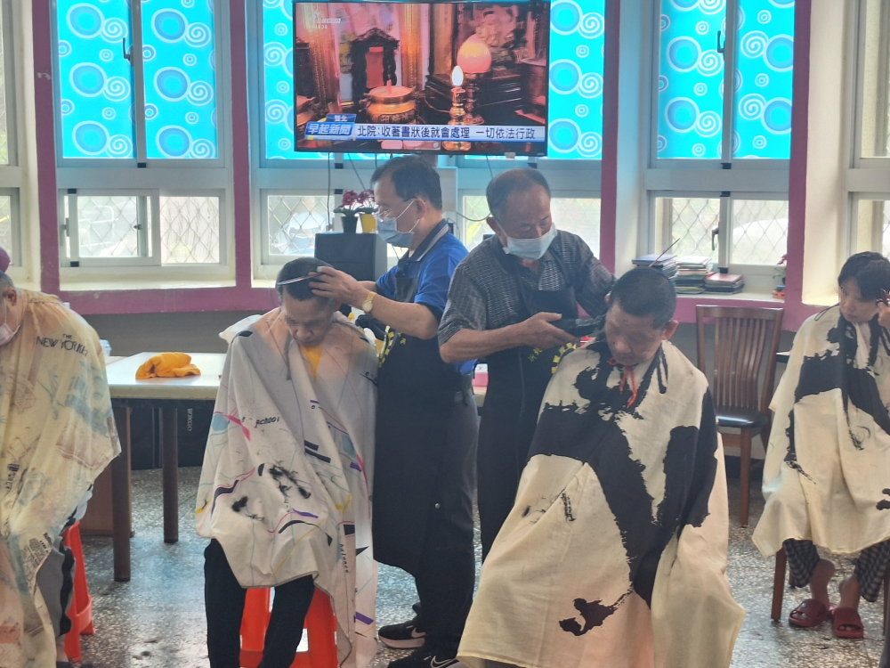 行善風雨無阻 新北髮藝造型工會八療義剪11年 3 《圖說》髮藝工會會員們受到強烈使命感的召喚「歡喜做,甘願受」。〈勞工局提供〉