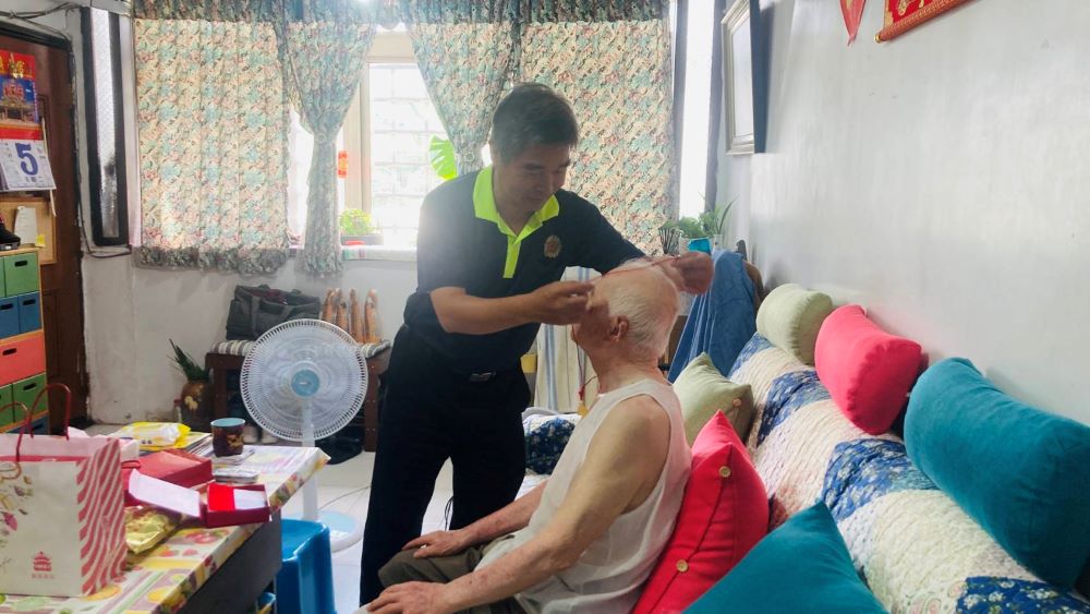 關懷傳遞真情 新北榮服處探訪新店年長榮民眷 1 《圖說》林振生處長(左)訪視百歲榮民孫伯伯(右),並替爺爺戴上輔導會致贈的金壽桃。〈新北榮服處提供〉