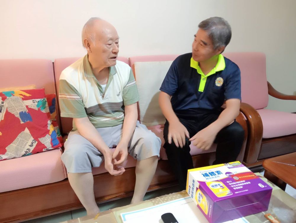 關懷傳遞真情 新北榮服處探訪新店年長榮民眷 3 《圖說》林振生處長訪視榮民王伯伯,關懷生活近況。〈新北榮服處提供〉