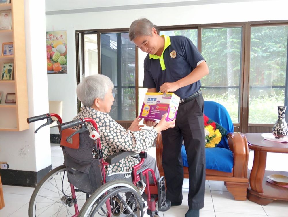 關懷傳遞真情 新北榮服處探訪新店年長榮民眷 2 《圖說》林振生處長訪視榮眷宗阿姨,關懷生活近況。〈新北榮服處提供〉