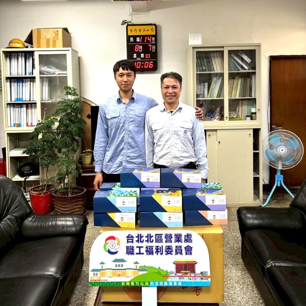 《圖說》服務滿30年的淡巡課調度員翁先生父子檔於丹娜絲颱風災損不畏艱難拚全力復電。〈北北區處提供〉