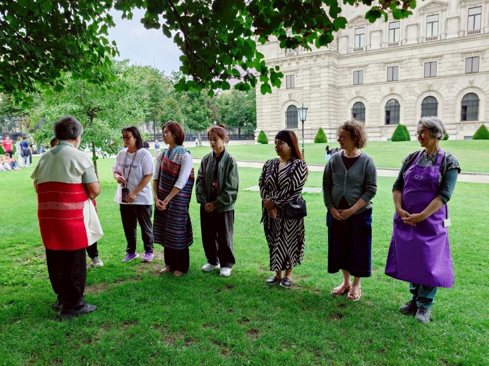 臺奧里程碑! 新北與維也納世博館簽合作備忘錄 3 《圖說》考察團於維也納世界博物館草地進行祈福,向祖靈報告此次前來調研織品任務。〈原民局提供〉