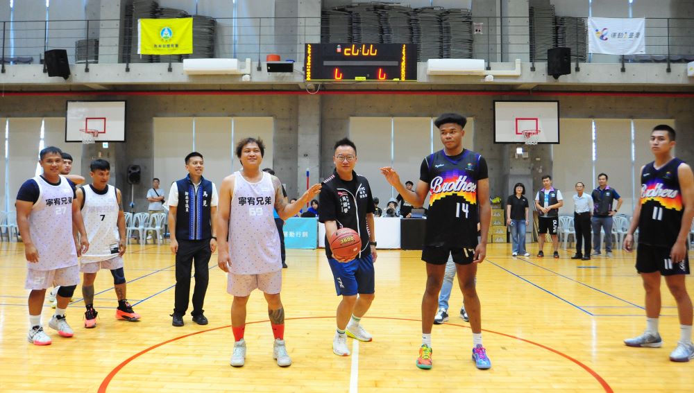 《圖說》新北市原民局主任秘書吳國譽開幕式上現身開球，為選手們加油打氣。〈原民局提供〉