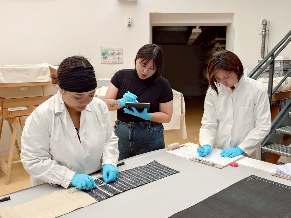 臺奧里程碑! 新北與維也納世博館簽合作備忘錄 6 《圖說》考察團於維也納世界博物館內進行藏品測量,新北市原民局長林瑋茜也共同進入庫房參與調研工作(右1)。〈原民局提供〉