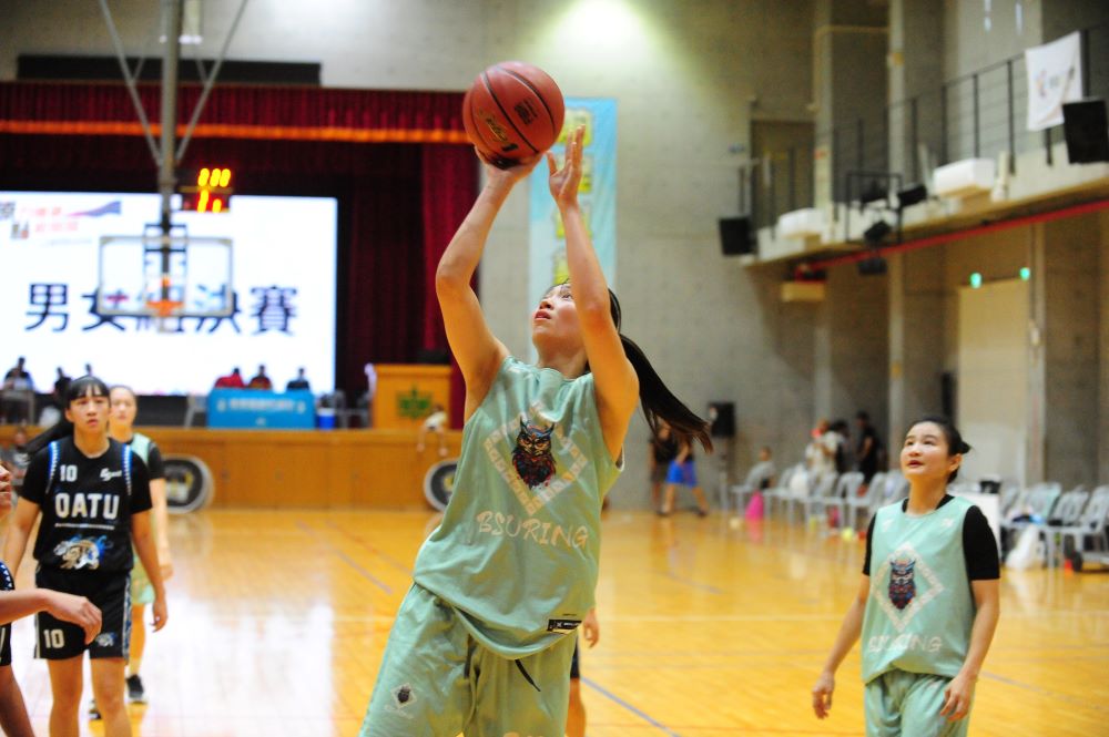 《圖說》女子組冠亞軍賽進行互相切磋。〈原民局提供〉