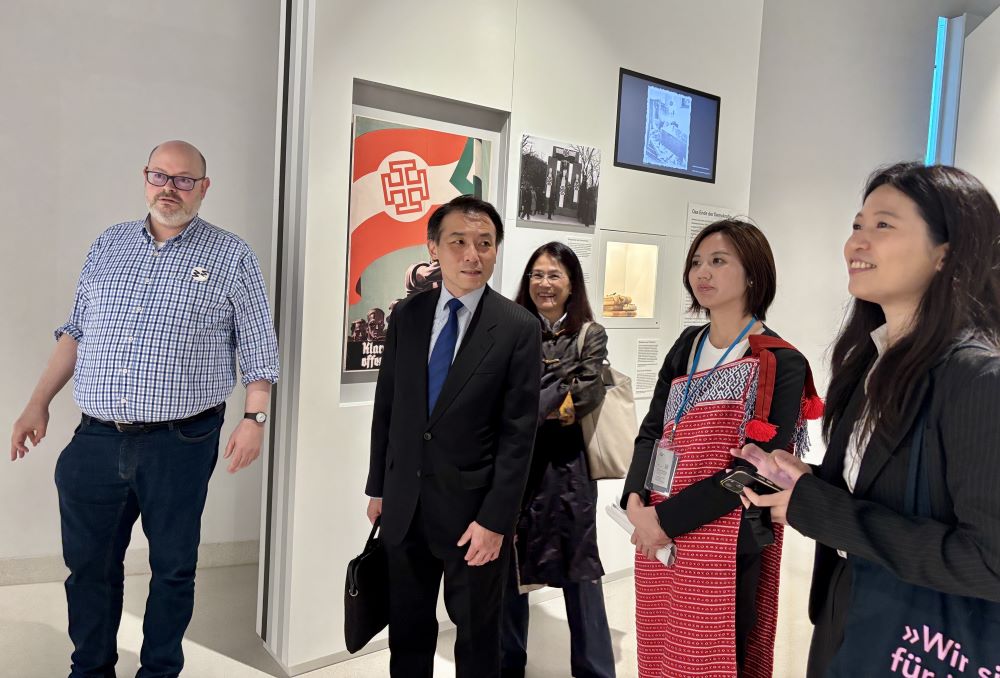 臺奧里程碑! 新北與維也納世博館簽合作備忘錄 4 《圖說》由Matti Bunzl館長(左1)帶領考察團參觀維也納市博物館。〈原民局提供〉