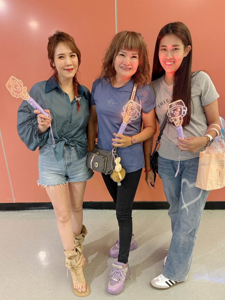 〈斷腸詩〉一響秒落淚!金曲甜美女神吳申梅追星江蕙 《我家的事》太催淚,黑匡雙語雜誌創辦人:家家有本難唸的經 2 %E5%90%B3%E7%94%B3%E6%A2%85%E8%BF%BD%E4%BA%8C%E5%A7%90%E8%88%87%E9%84%B0%E5%BA%A7%E7%B2%89%E7%B5%B2%E7%B5%90%E7%82%BA%E6%9C%8B%E5%8F%8B