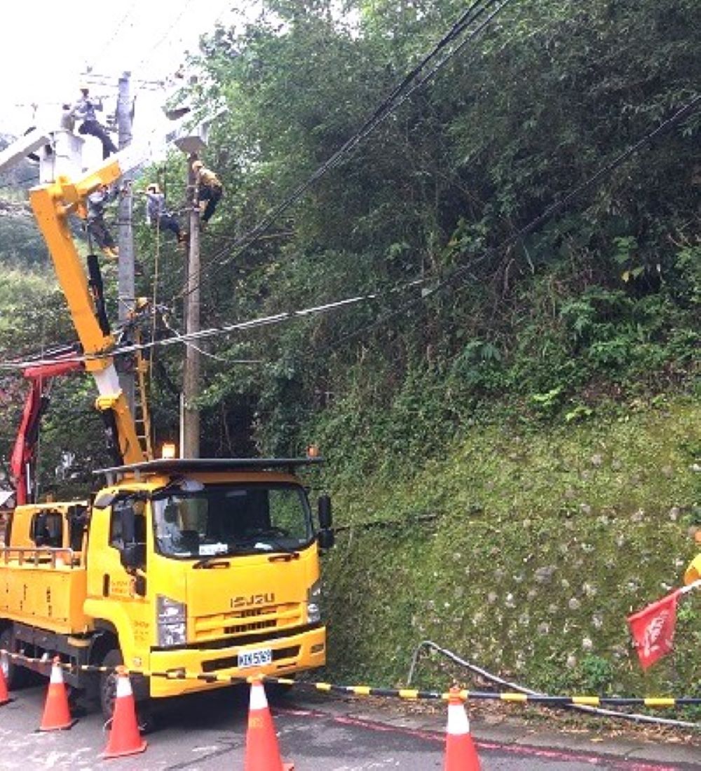 《圖說》台電北南區處工程人員全體動員修復因颱風損壞之電桿及線路。〈北南區處提供〉
