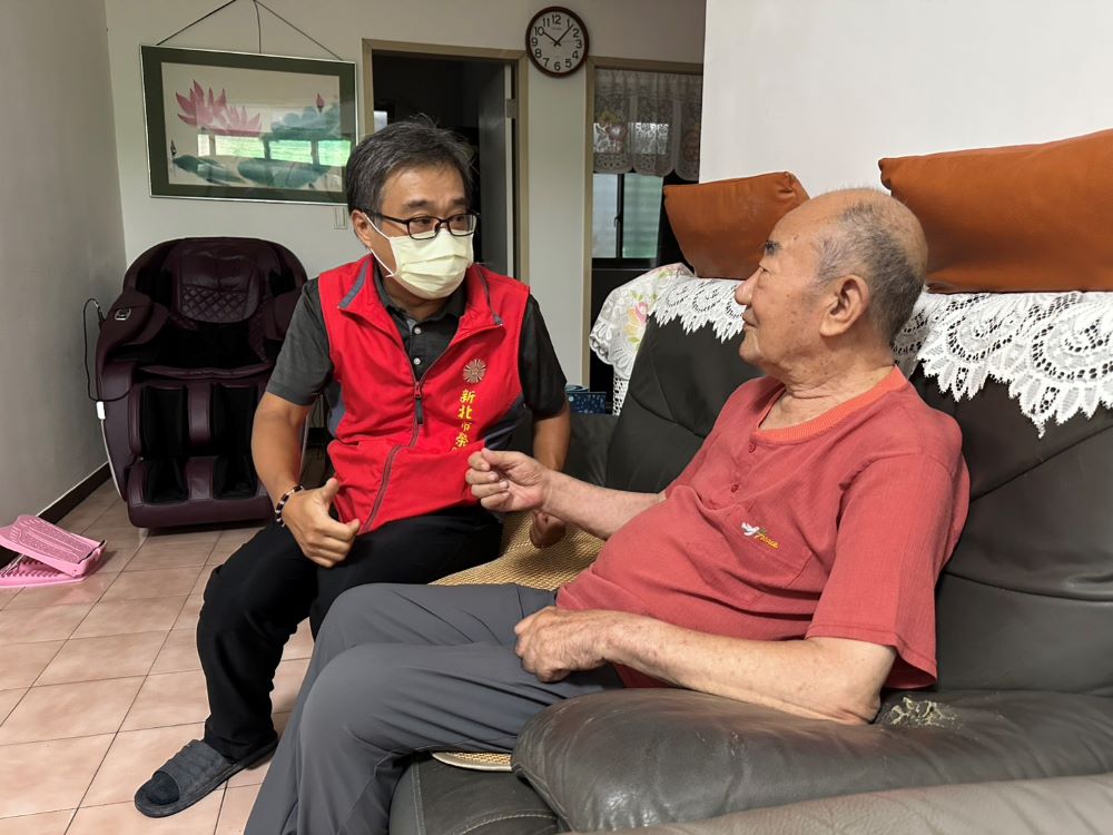 《圖說》李毓錫副處長(左)訪視百歲榮民郭伯伯，關懷生活近況。〈新北榮服處提供〉