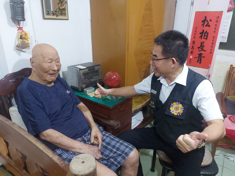 傾聽心聲傳遞關懷 臺北市榮服處探視高齡榮民長輩 1 《圖說》臺北市榮服處長黃信仁關懷榮民長輩生活近況,探視百歲榮民汪佛生稱讚養生有道。〈臺北市榮服處提供〉