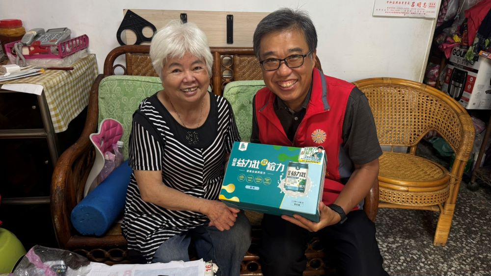 《圖說》李毓錫副處長(右)訪視榮眷林阿姨。〈新北榮服處提供〉
