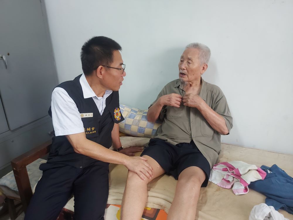 傾聽心聲傳遞關懷 臺北市榮服處探視高齡榮民長輩 3 《圖說》黃信仁處長與剛從大陸探親回臺的榮民熊燄閒話家常,垂詢在大陸生活情形。〈臺北市榮服處提供〉