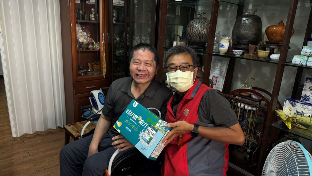 《圖說》李毓錫副處長(右)訪視榮民湯大哥。〈新北榮服處提供〉