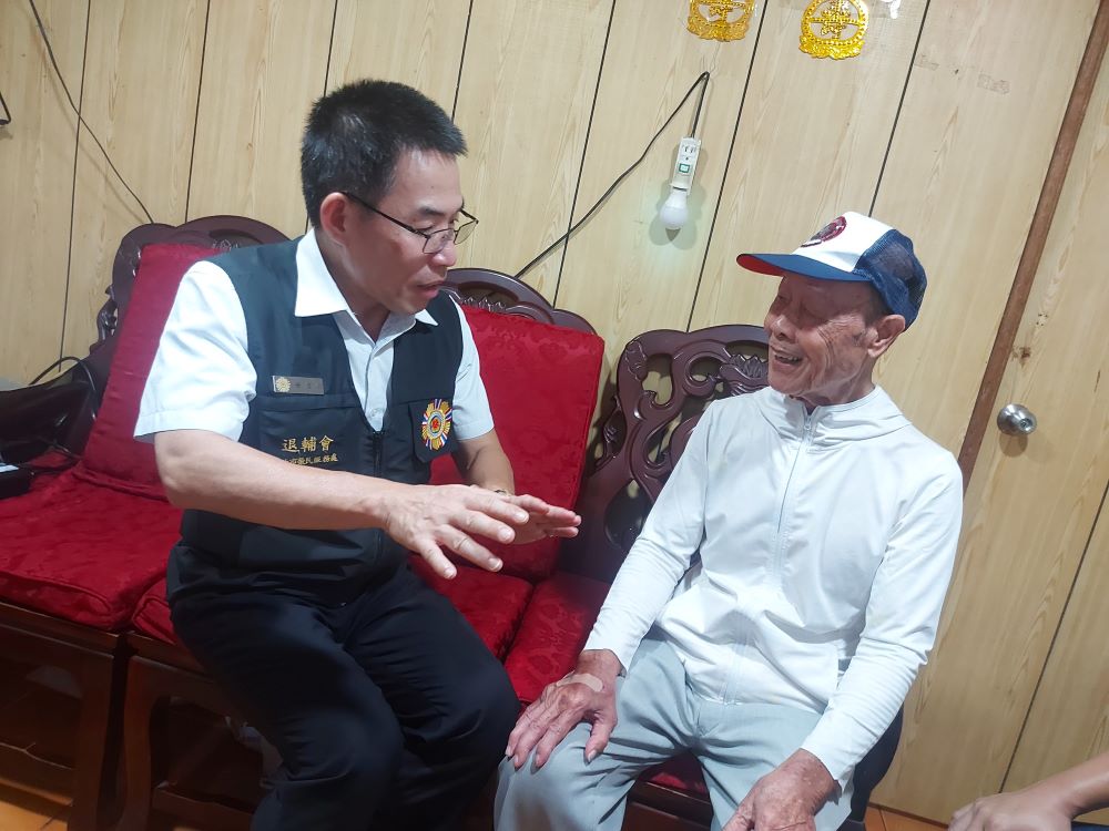 傾聽心聲傳遞關懷 臺北市榮服處探視高齡榮民長輩 2 《圖說》黃信仁處長與榮民張貴木閒話家常。〈臺北市榮服處提供〉