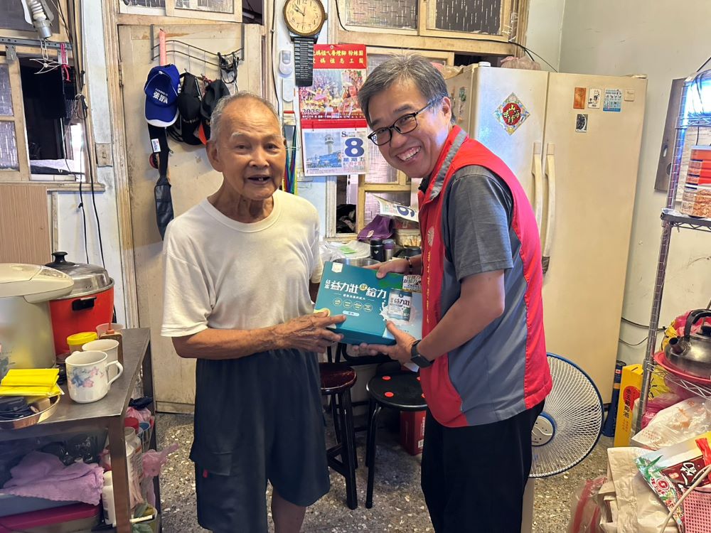 《圖說》李毓錫副處長(右)訪視榮民楊伯伯。〈新北榮服處提供〉