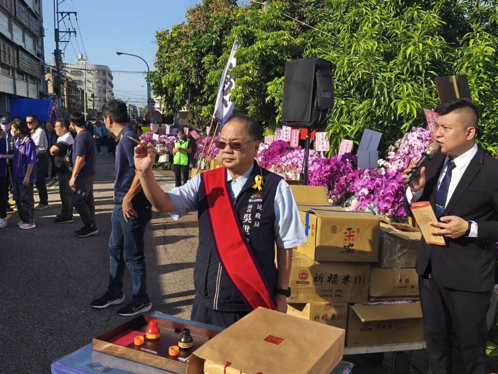 在司儀口頌吉祥話語下 吳局長向天 地 人各點一下 0