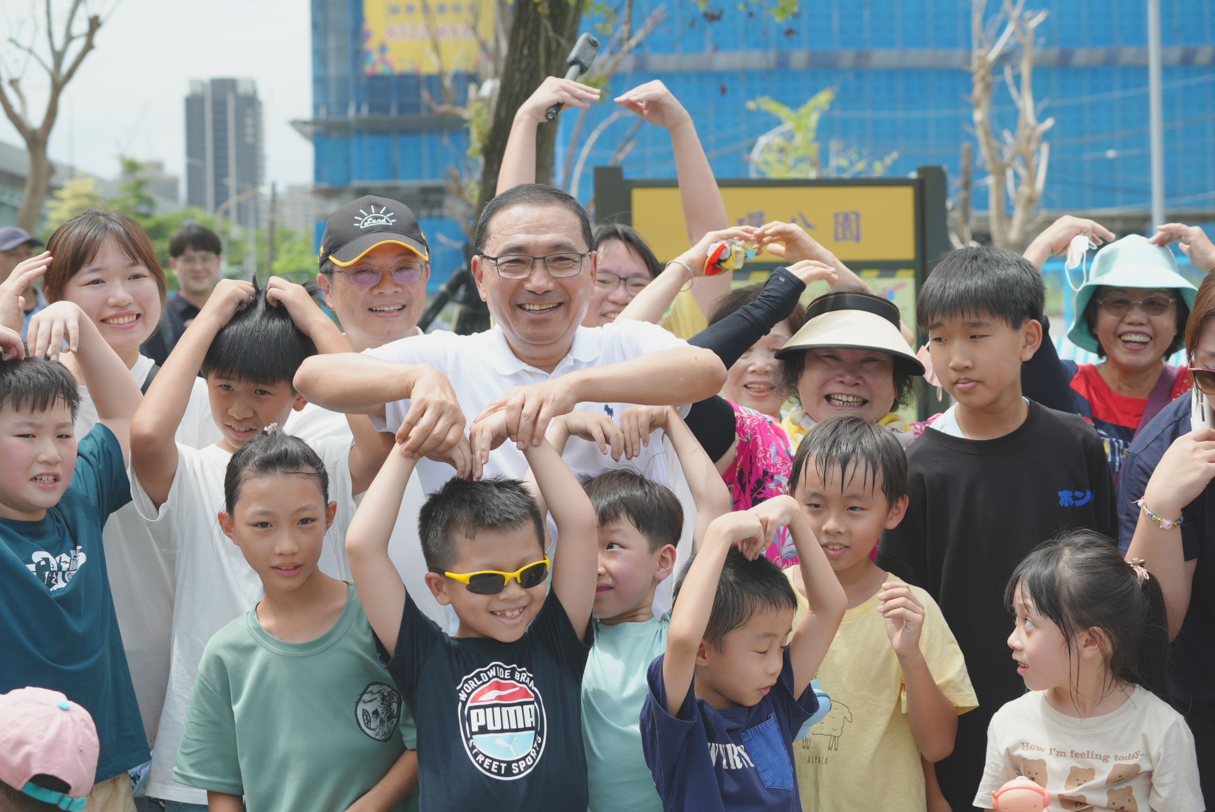 《圖說》市長侯友宜與小朋友開心合影。〈地政局提供〉