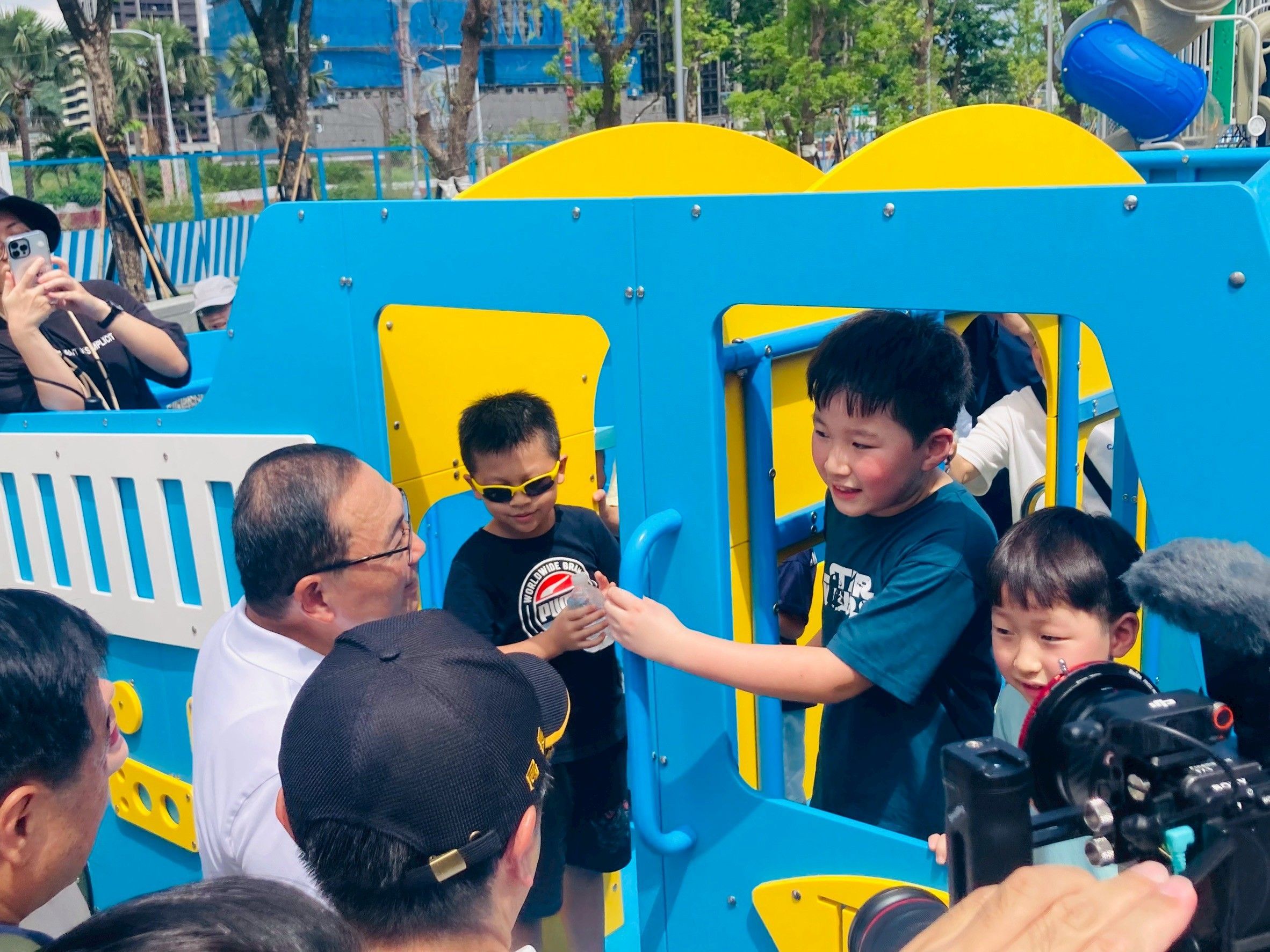 《圖說》中環公園打造安全兒童遊具及長輩運動設施，提供在地居民休憩娛樂好去處。〈地政局提供〉